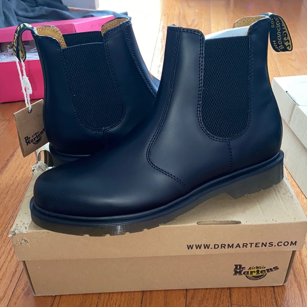 Dr. Martens 2976 Smooth Leather Chelsea Boots